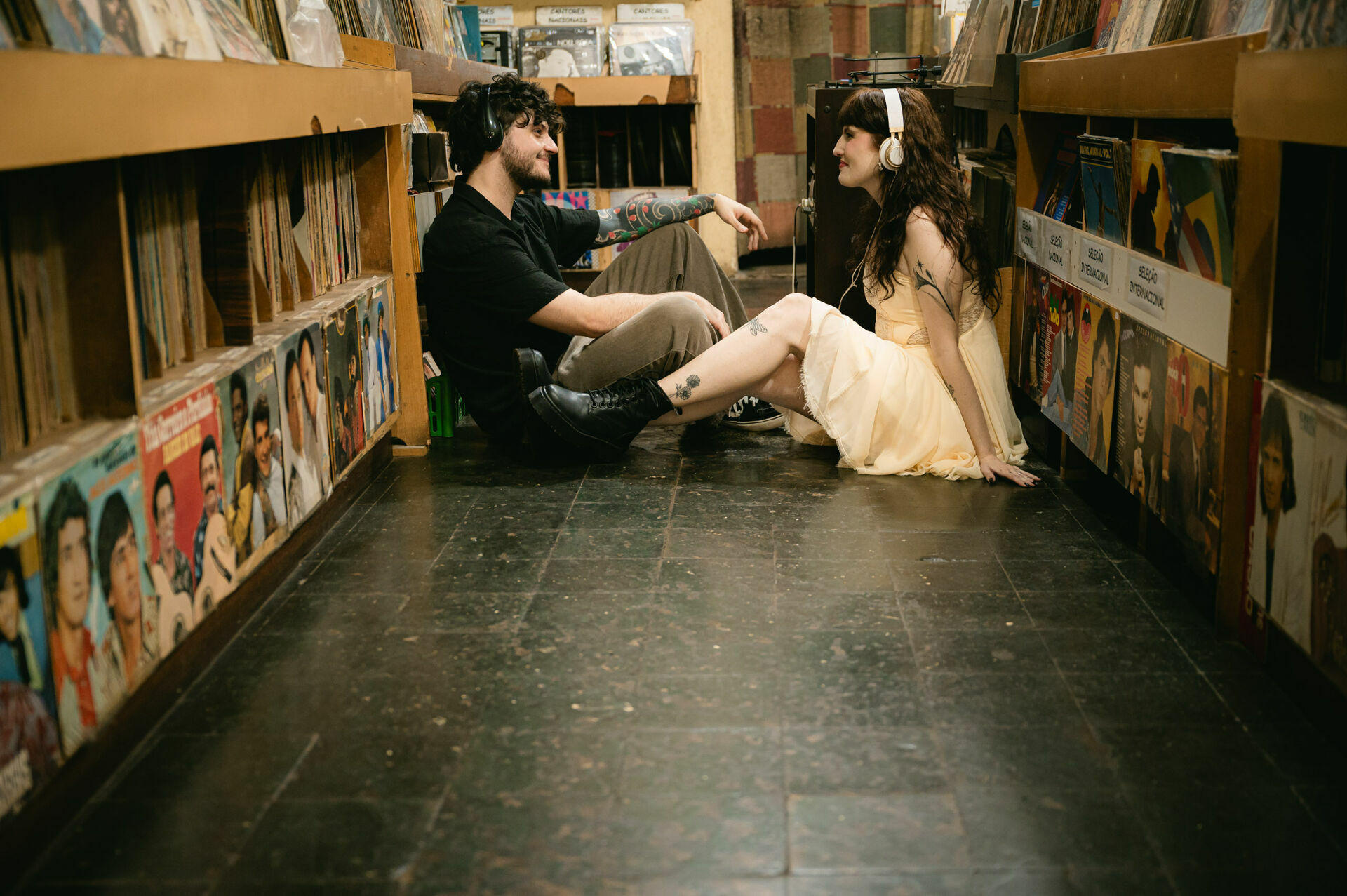 Foto prewedding loja de discos em casa sofia pedro ribeirao preto - Imagem 28