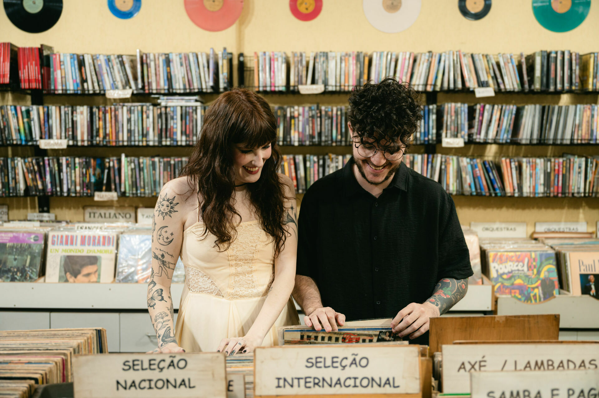 Foto prewedding loja de discos em casa sofia pedro ribeirao preto - Imagem 1