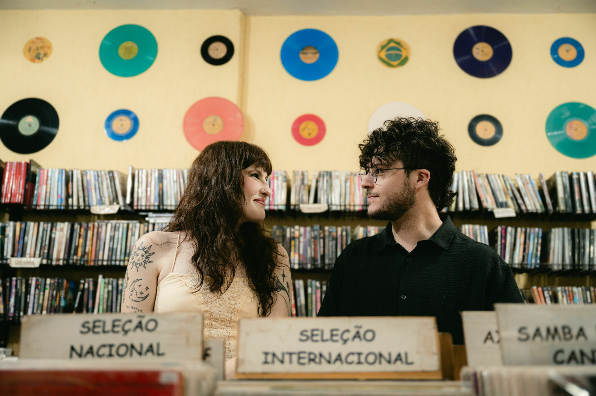 Foto prewedding loja de discos em casa sofia pedro ribeirao preto - Imagem 3