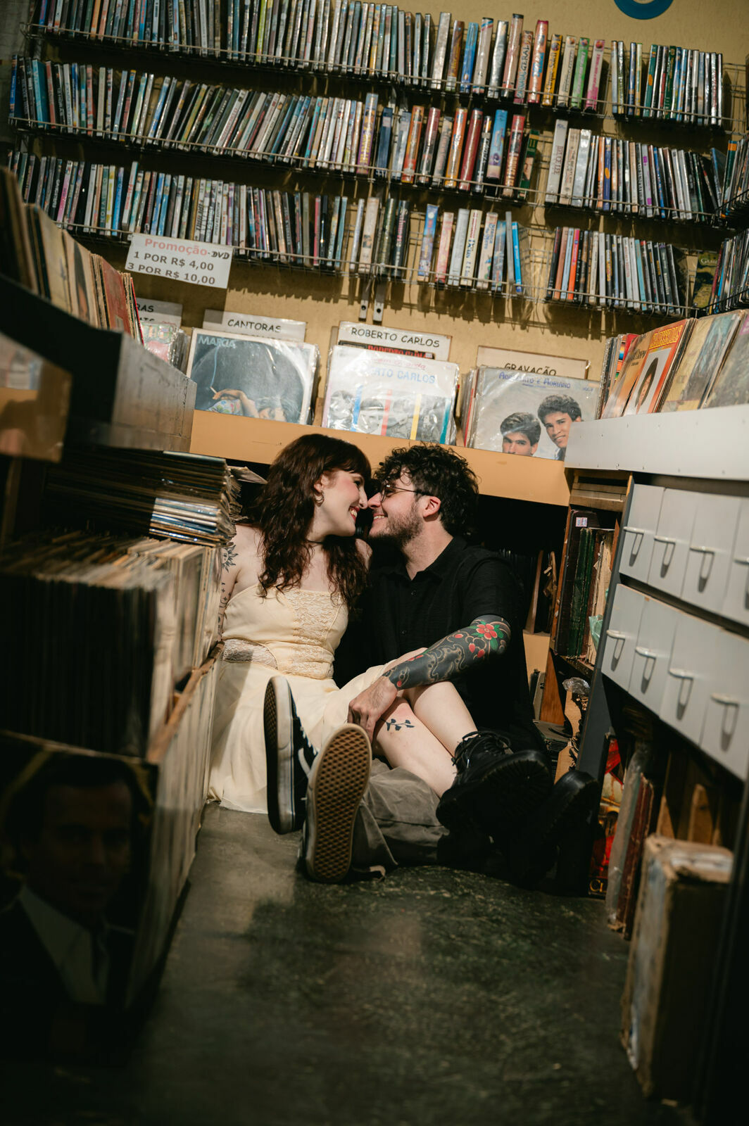 Foto prewedding loja de discos em casa sofia pedro ribeirao preto - Imagem 19