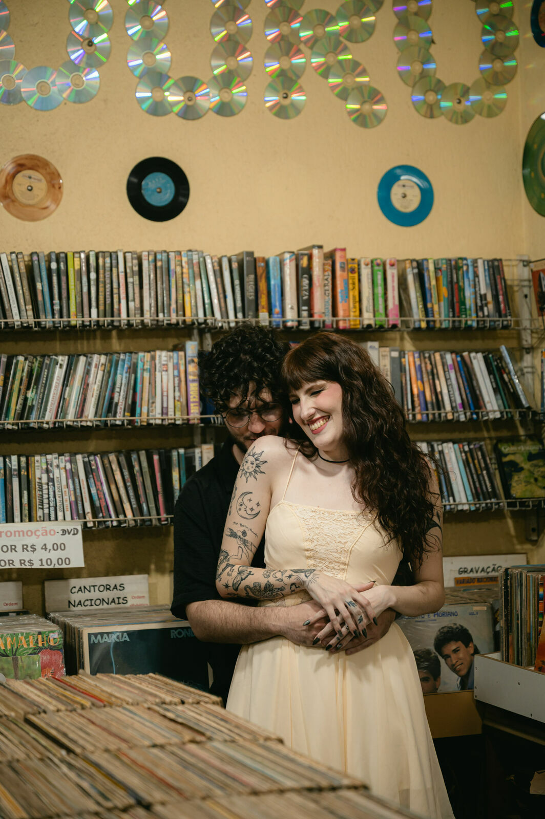 Foto prewedding loja de discos em casa sofia pedro ribeirao preto - Imagem 8