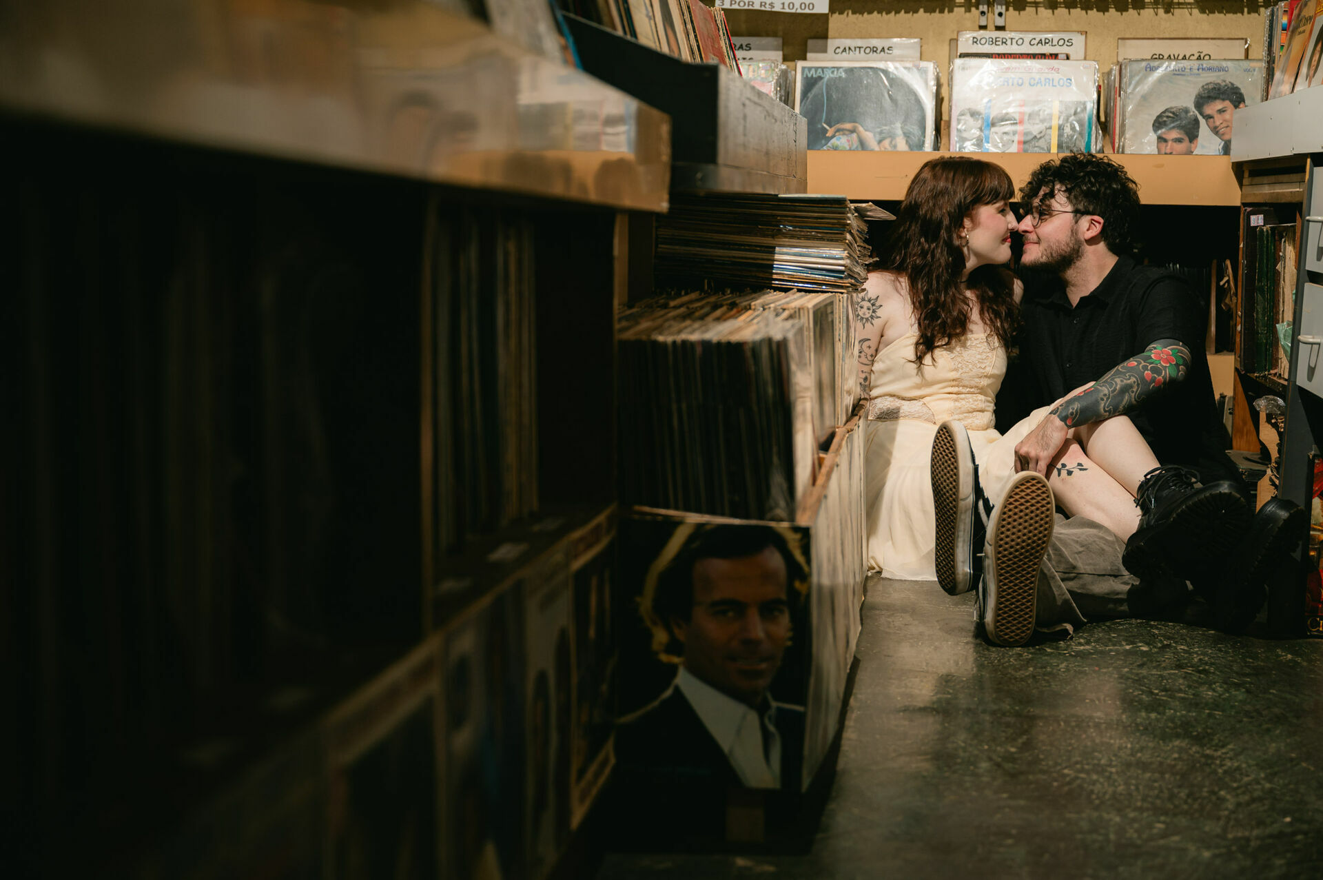 Foto prewedding loja de discos em casa sofia pedro ribeirao preto - Imagem 20