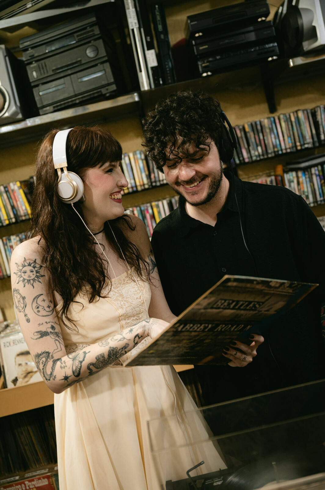 Foto prewedding loja de discos em casa sofia pedro ribeirao preto - Imagem 23