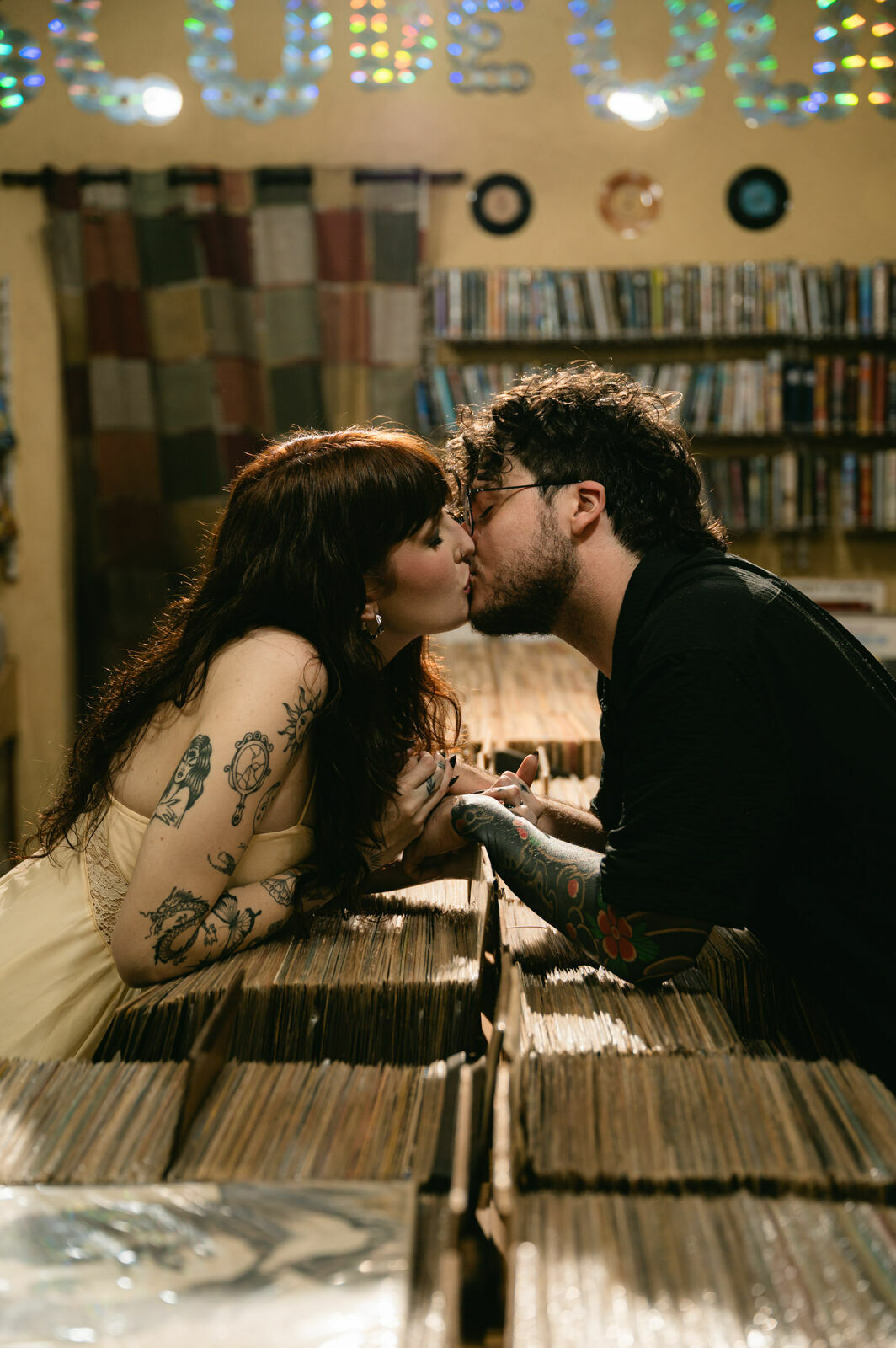 Foto prewedding loja de discos em casa sofia pedro ribeirao preto - Imagem 15