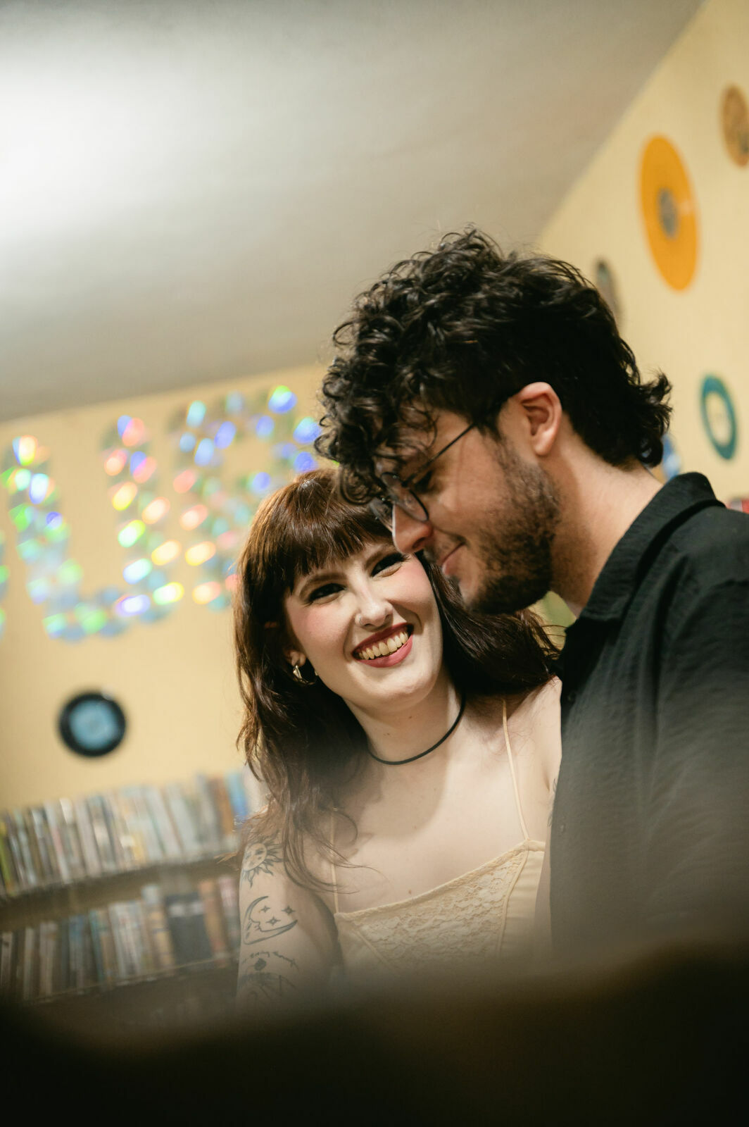 Foto prewedding loja de discos em casa sofia pedro ribeirao preto - Imagem 4
