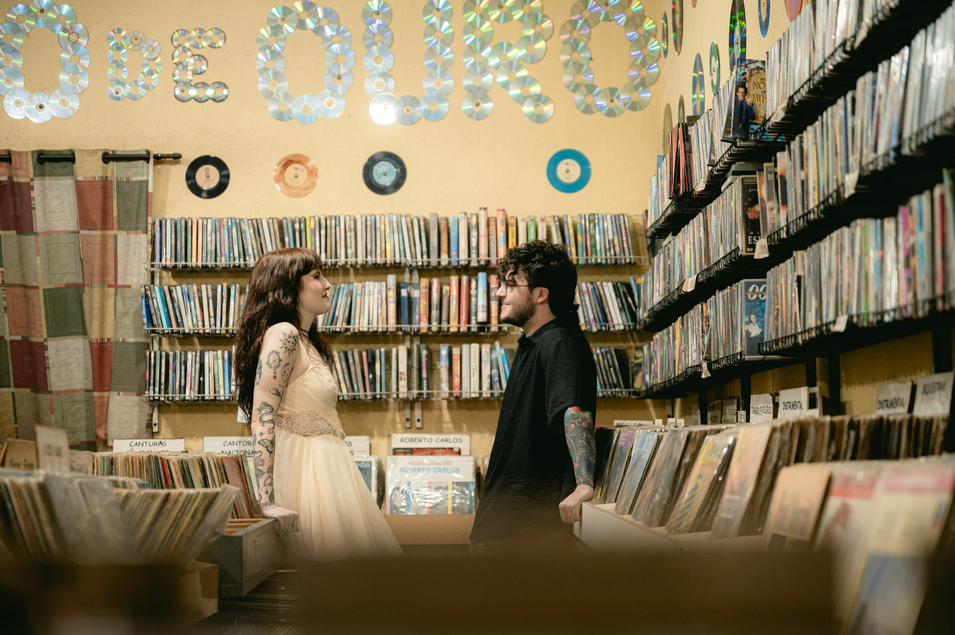 Foto prewedding loja de discos em casa sofia pedro ribeirao preto - Imagem 7