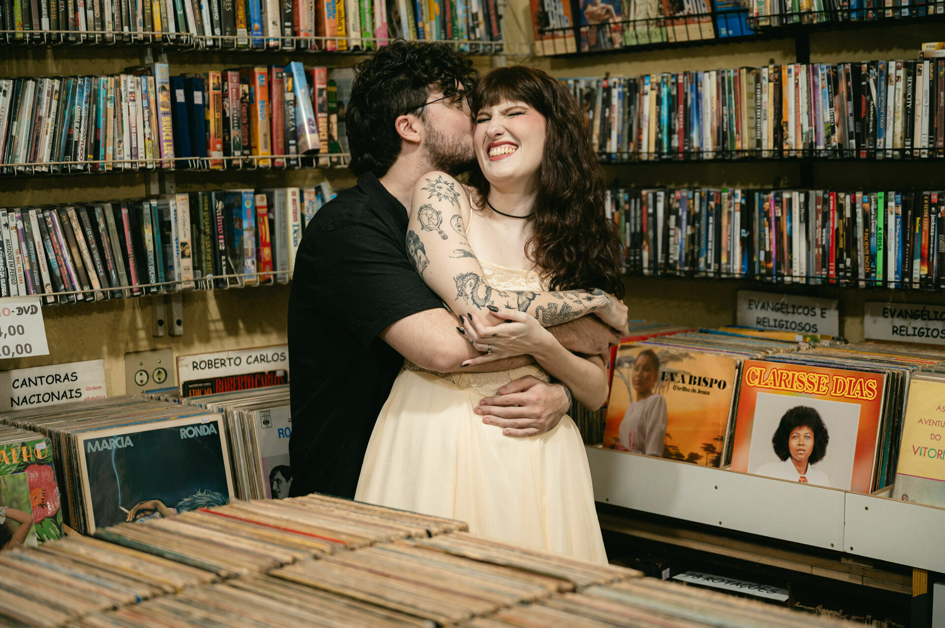 Foto prewedding loja de discos em casa sofia pedro ribeirao preto - Imagem 9